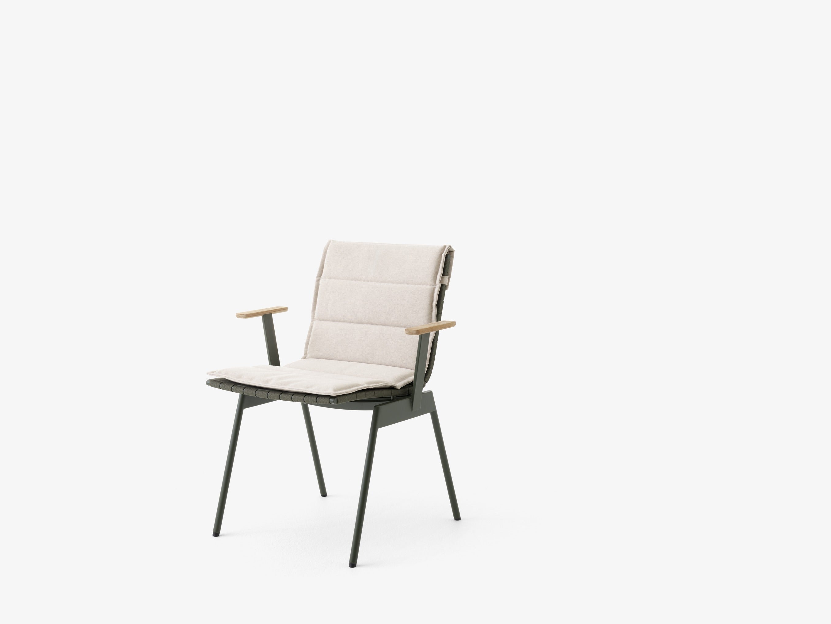 Butaca exterior &Tradition Ville AV34 en madera de teca con estructura de acero y correas de poliéster, diseño Anderssen & Vo; Ville Outdoor Armchair AV34 — Ville AV34_Warm Black w. Teak_Ville Chair AV33-34 Cushion_Heritage Char_Angled front; Ville Outdoor Armchair AV34 — Ville AV34_Bronze Green w. Teak_Ville Chair Cushion AV33_AV34_Heritage Papyrus; Ville Outdoor Armchair AV34 — Ville AV34_Warm Black w. Teak_Ville Chair Cushion AV33_AV34_Heritage Papyrus