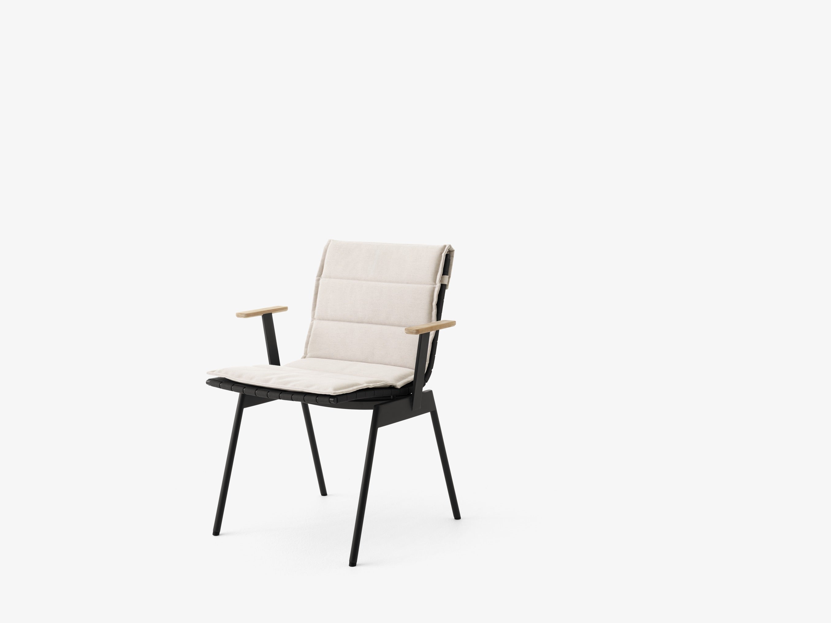 Butaca exterior &Tradition Ville AV34 en madera de teca con estructura de acero y correas de poliéster, diseño Anderssen & Vo; Ville Outdoor Armchair AV34 — Ville AV34_Warm Black w. Teak_Ville Chair AV33-34 Cushion_Heritage Char_Angled front; Ville Outdoor Armchair AV34 — Ville AV34_Bronze Green w. Teak_Ville Chair Cushion AV33_AV34_Heritage Papyrus; Ville Outdoor Armchair AV34 — Ville AV34_Warm Black w. Teak_Ville Chair Cushion AV33_AV34_Heritage Papyrus