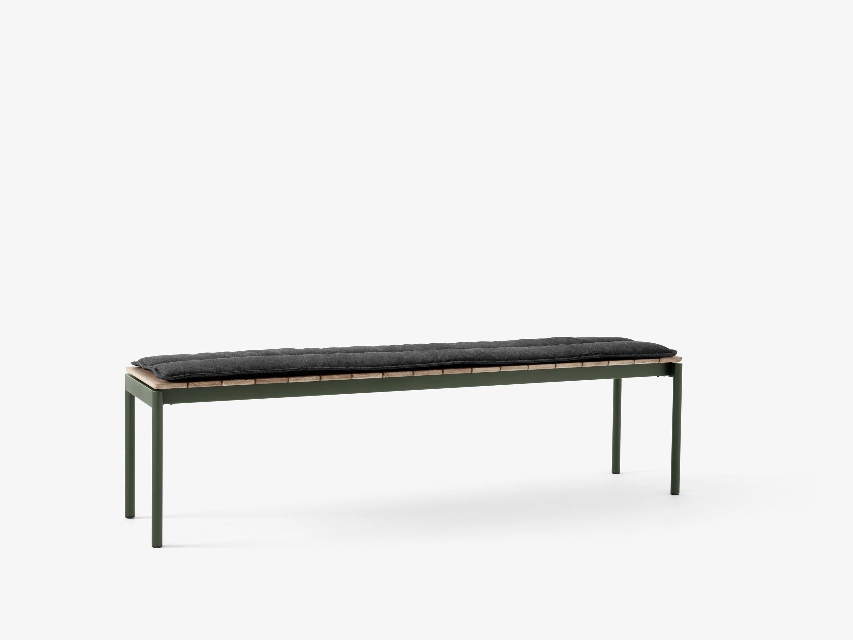Cojín Seat Pad Ville AV27 de &Tradition con tapicería de espuma para banco de exterior, diseño nórdico minimalista