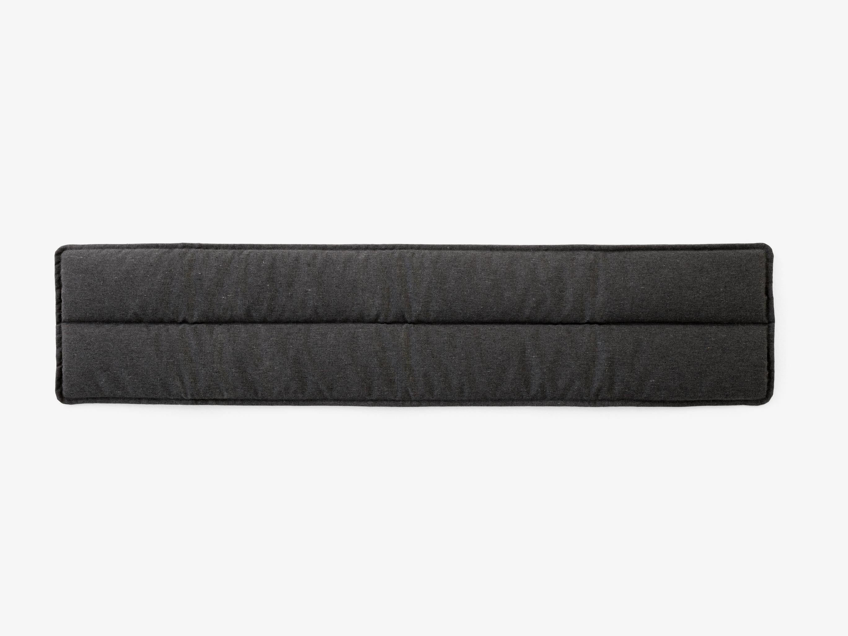 Cojín Seat Pad Ville Outdoor AV28 de &Tradition con espuma y tapicería resistente para banco de exterior diseñado por Anderss; Seat Pad Ville Outdoor Bench AV28 — Ville Bench AV28 Cushion_Heritage Char_Up; Seat Pad Ville Outdoor Bench AV28 — Ville AV28_Warm Black w. Teak_Ville Bench Cushion_Heritage Papyrus; Seat Pad Ville Outdoor Bench AV28 — Ville AV28_Warm Black w. Teak; Seat Pad Ville Outdoor Bench AV28 — Ville AV28_Bronze Green w. Teak_Ville Bench Cushion_Heritage Papyrus
