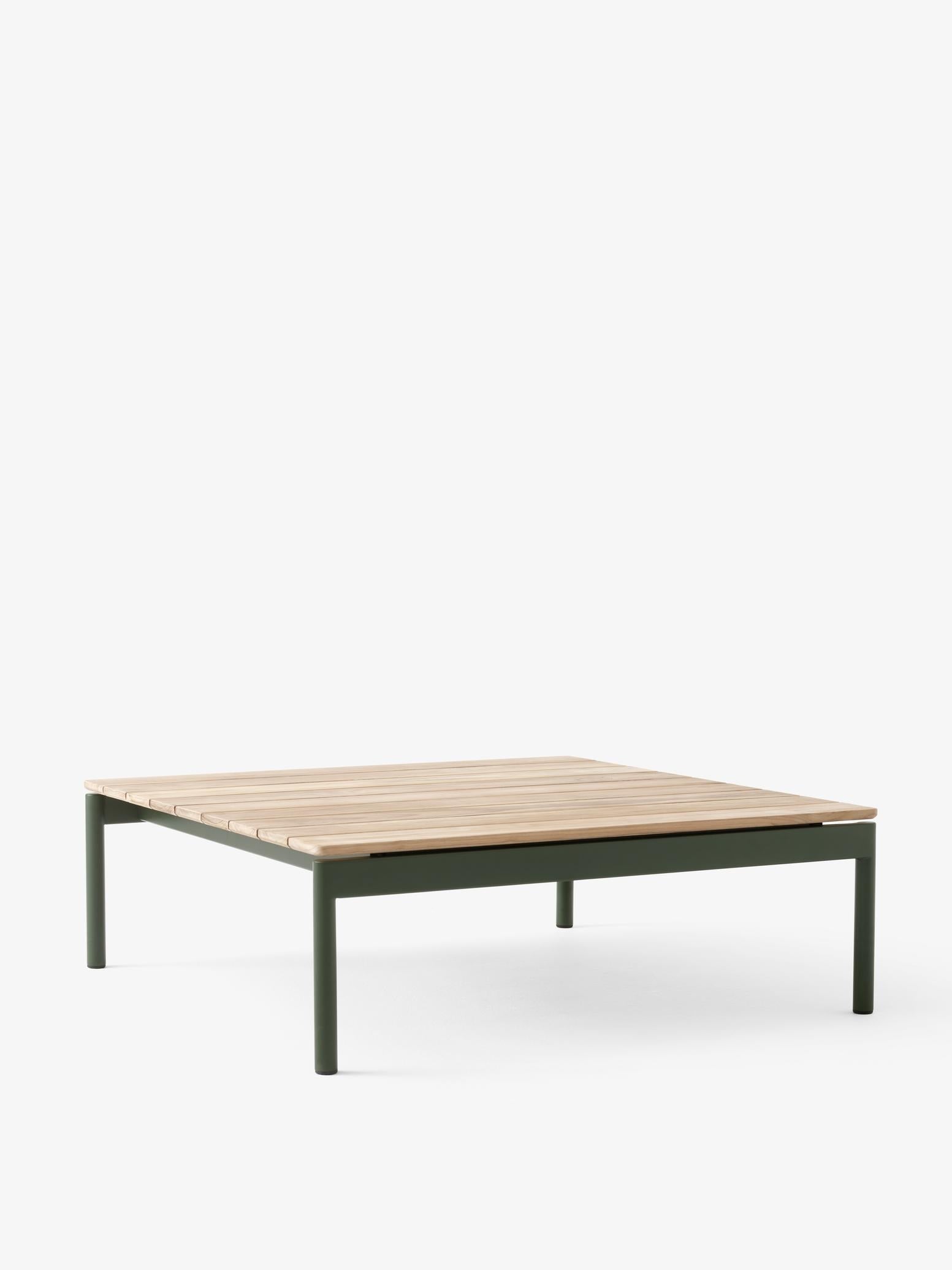 Mesa de café exterior &Tradition Ville AV50 en madera de teca con estructura de acero lacado, diseño minimalista escandinavo ; Ville Outdoor Coffee Table AV50 — Ville Outdoor Coffee Table AV50_Bronze Green Base w. Teak_Angled Front