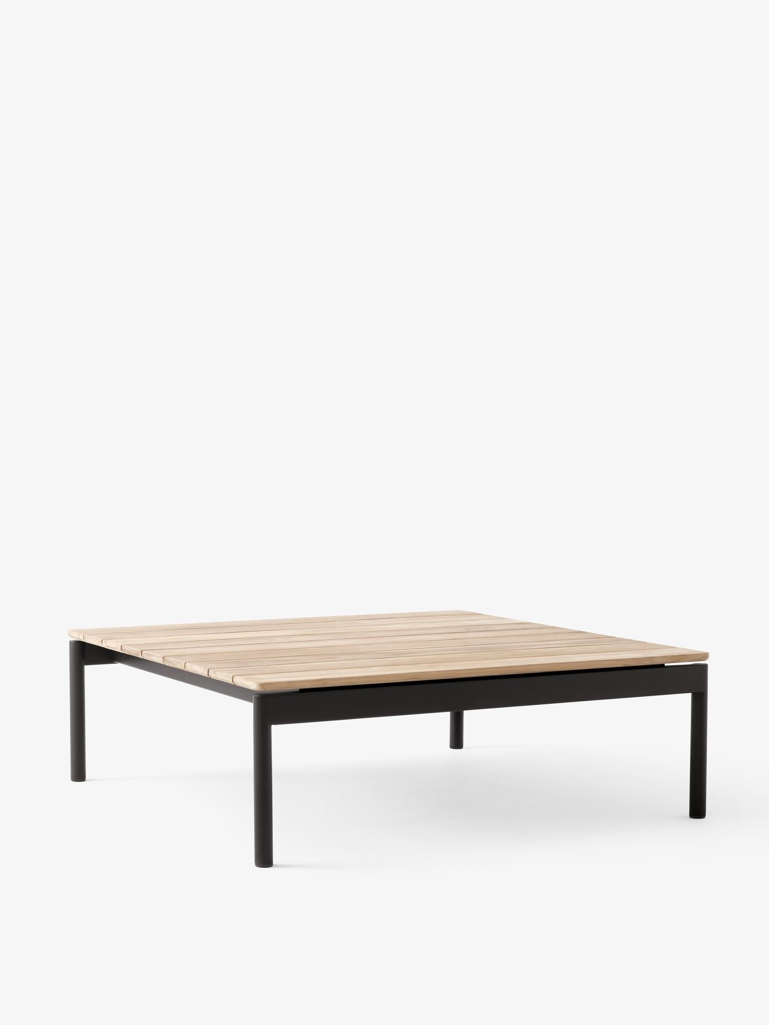 Mesa de café exterior &Tradition Ville AV50 en madera de teca con estructura de acero lacado, diseño minimalista escandinavo ; Ville Outdoor Coffee Table AV50 — Ville Outdoor Coffee Table AV50_Bronze Green Base w. Teak_Angled Front