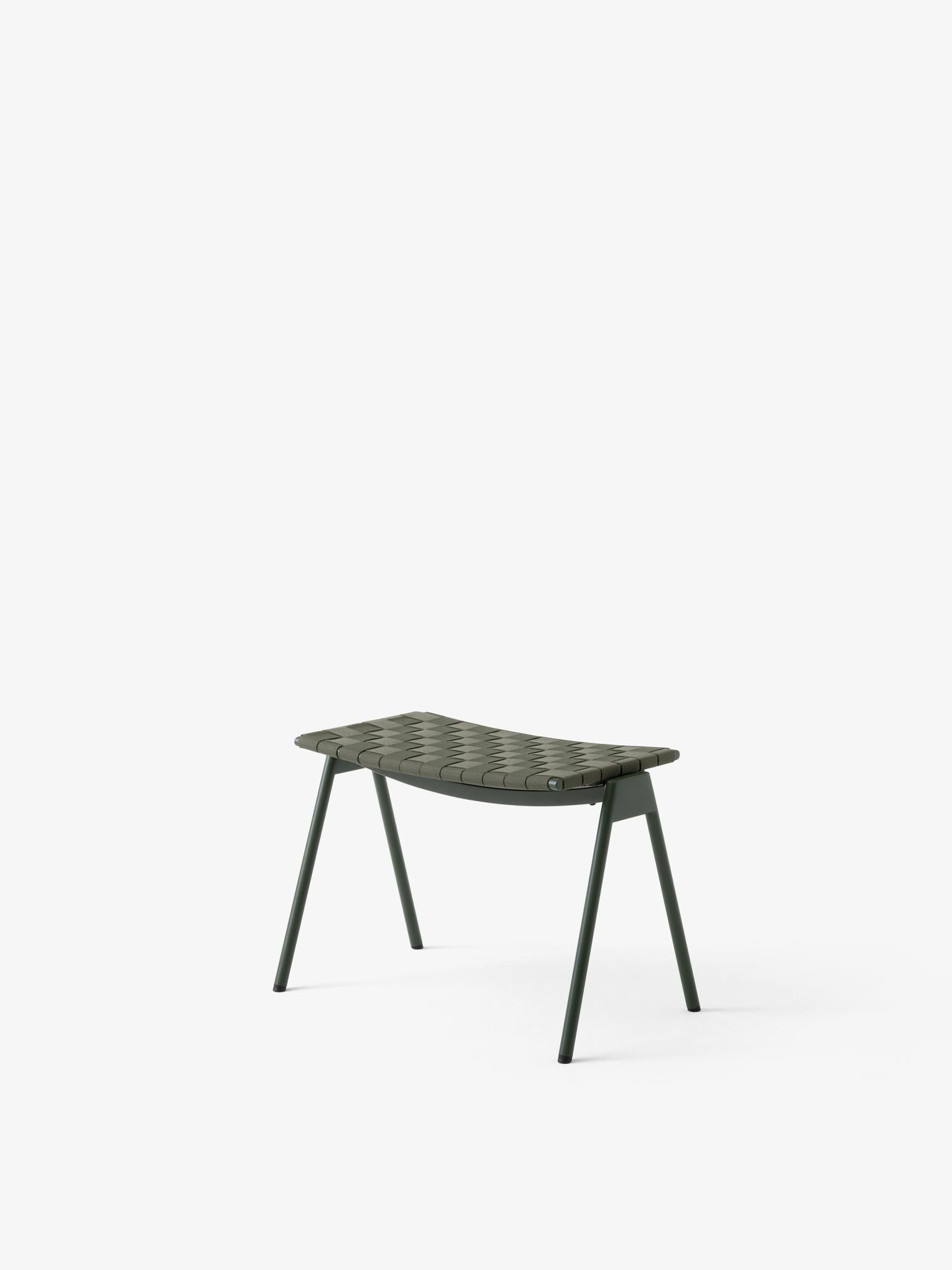 Reposapiés exterior &Tradition Seat Pad Ville AV46 con tapizado premium y estructura resistente diseñado por Anderssen & Voll; Seat Pad Ville Outdoor Footstool AV46 — Ville Outdoor Footstool AV46_Warm Black_Angled Front; Seat Pad Ville Outdoor Footstool AV46 — Ville Outdoor Footstool AV46_Warm Black_Detail; Seat Pad Ville Outdoor Footstool AV46 — Ville Outdoor Footstool AV46_Bronze Green_Detail