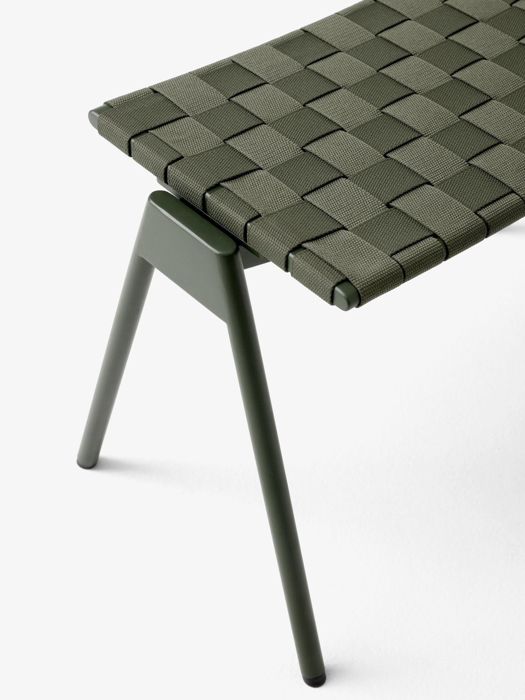 Reposapiés exterior &Tradition Seat Pad Ville AV46 con tapizado premium y estructura resistente diseñado por Anderssen & Voll; Seat Pad Ville Outdoor Footstool AV46 — Ville Outdoor Footstool AV46_Warm Black_Angled Front; Seat Pad Ville Outdoor Footstool AV46 — Ville Outdoor Footstool AV46_Warm Black_Detail; Seat Pad Ville Outdoor Footstool AV46 — Ville Outdoor Footstool AV46_Bronze Green_Detail