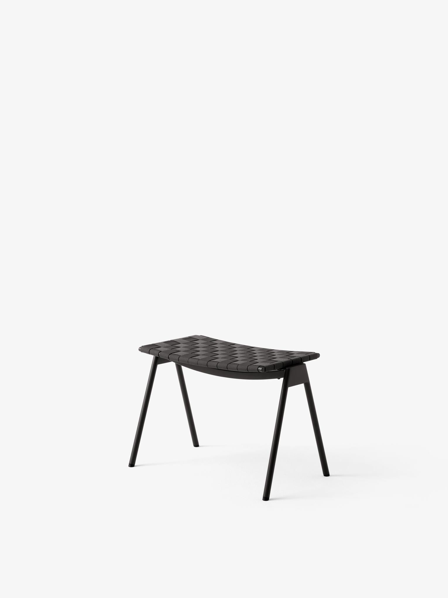 Reposapiés exterior &Tradition Seat Pad Ville AV46 con tapizado premium y estructura resistente diseñado por Anderssen & Voll; Seat Pad Ville Outdoor Footstool AV46 — Ville Outdoor Footstool AV46_Warm Black_Angled Front; Seat Pad Ville Outdoor Footstool AV46 — Ville Outdoor Footstool AV46_Warm Black_Detail; Seat Pad Ville Outdoor Footstool AV46 — Ville Outdoor Footstool AV46_Bronze Green_Detail