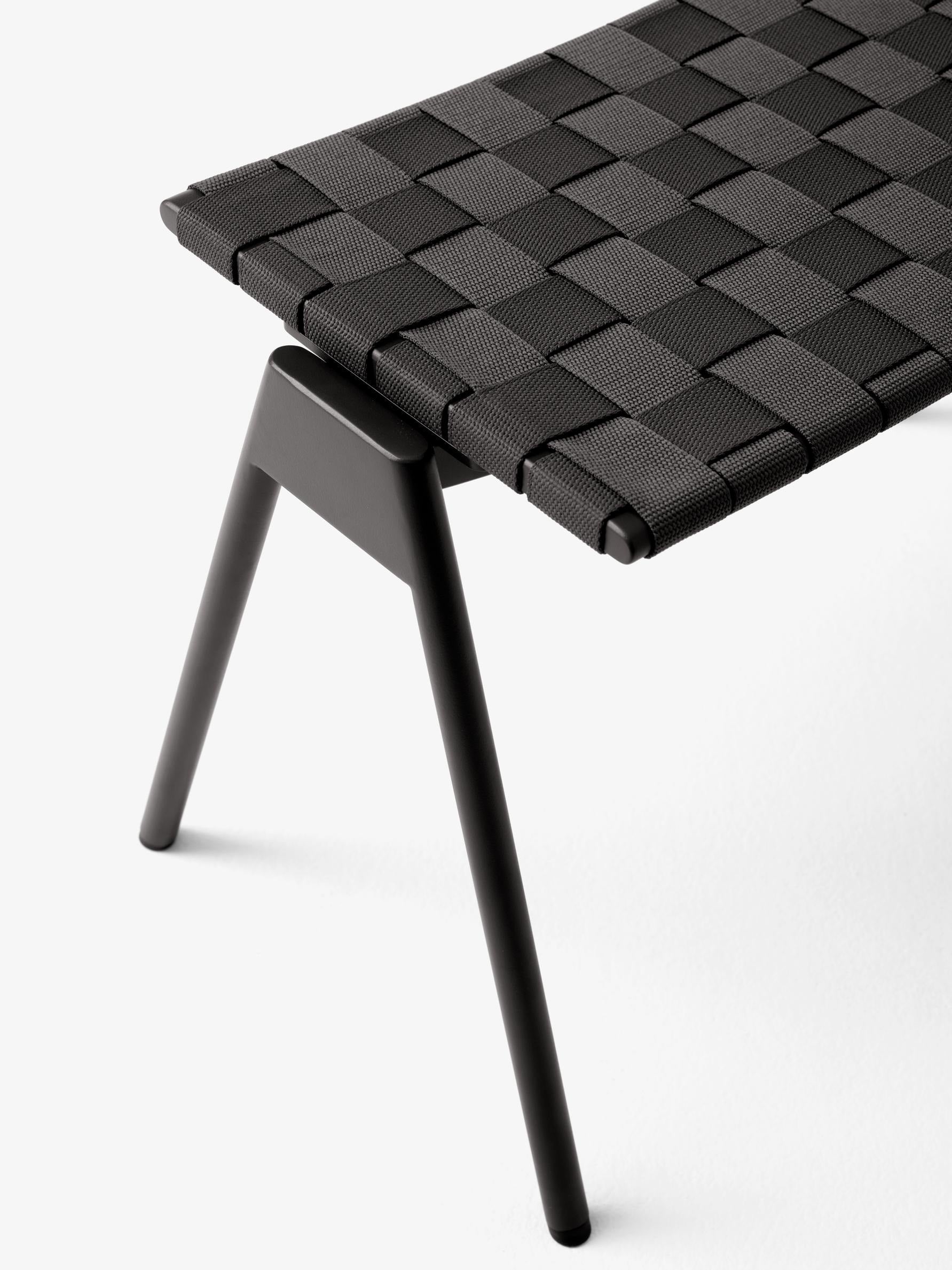 Reposapiés exterior &Tradition Seat Pad Ville AV46 con tapizado premium y estructura resistente diseñado por Anderssen & Voll; Seat Pad Ville Outdoor Footstool AV46 — Ville Outdoor Footstool AV46_Warm Black_Angled Front; Seat Pad Ville Outdoor Footstool AV46 — Ville Outdoor Footstool AV46_Warm Black_Detail; Seat Pad Ville Outdoor Footstool AV46 — Ville Outdoor Footstool AV46_Bronze Green_Detail