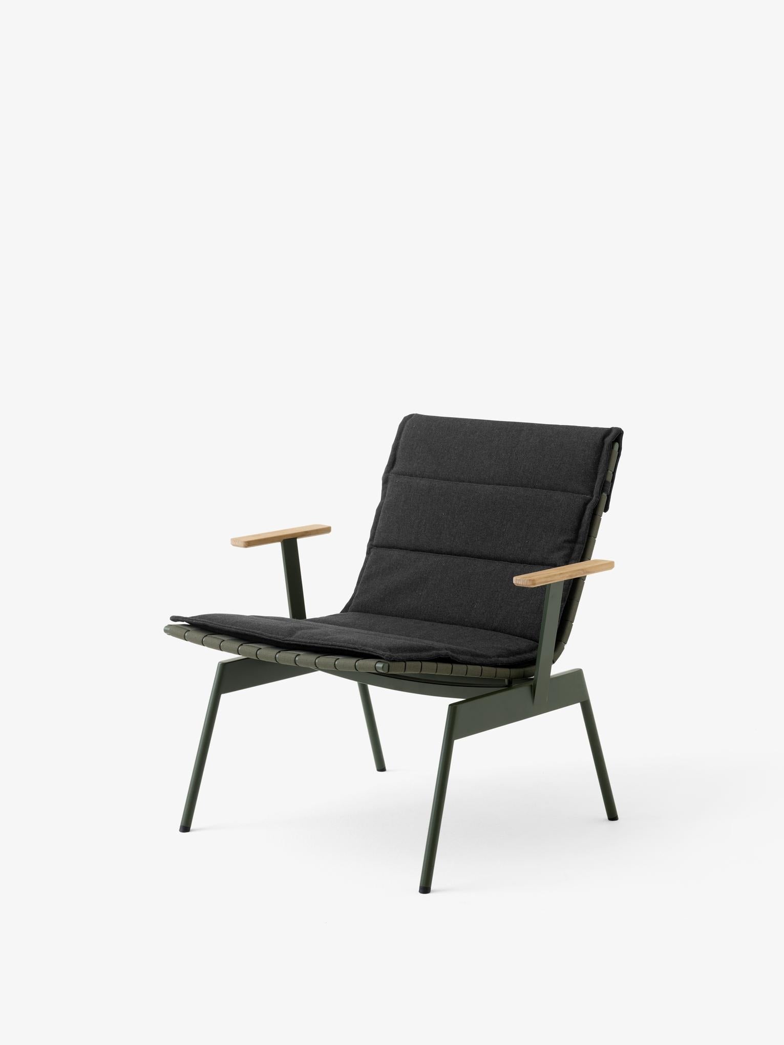 Sillón exterior &Tradition Ville AV45 de madera teak con estructura de acero y correas de poliéster en terraza moderna
