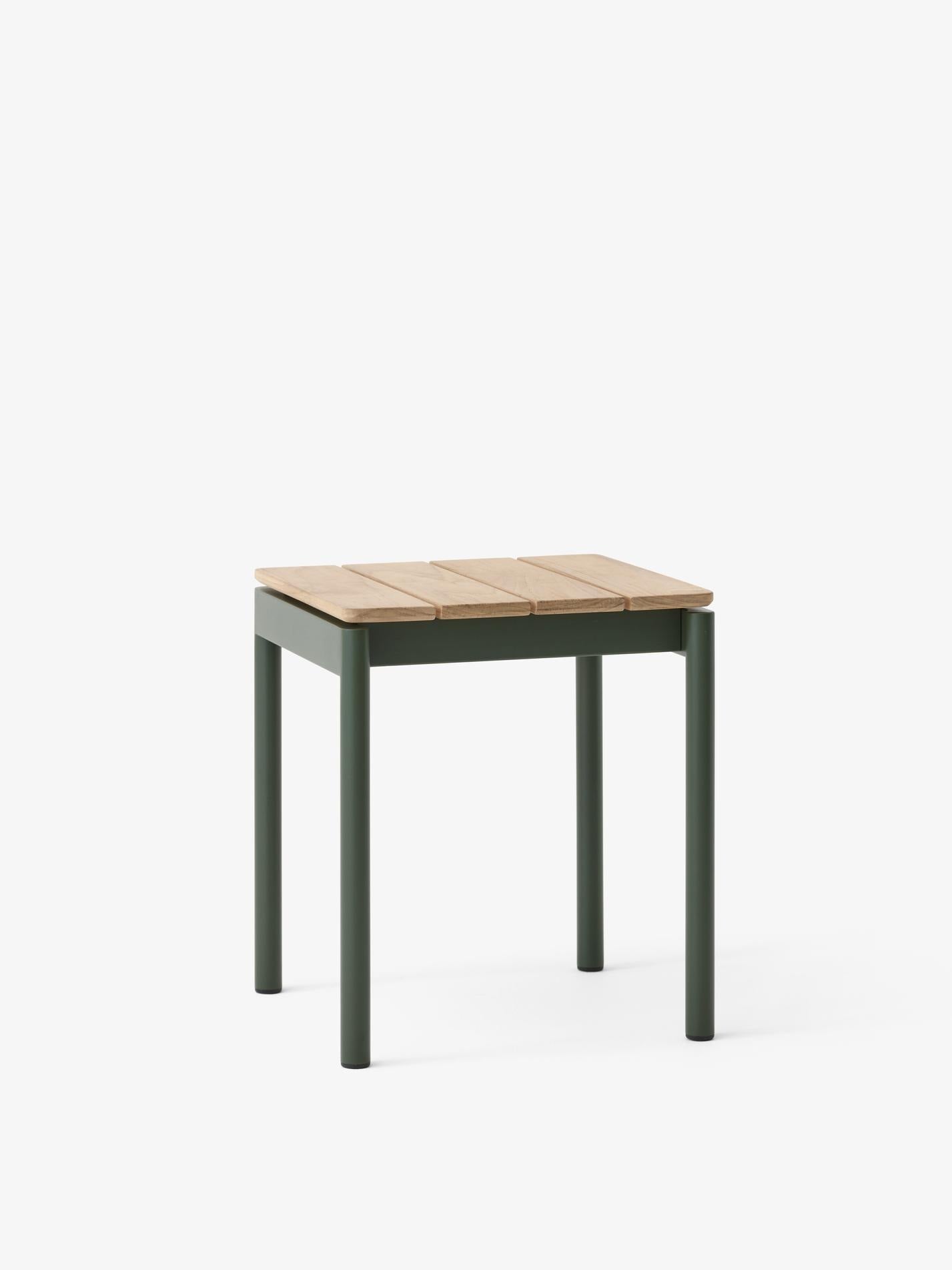 Cojín Seat Pad Ville AV47 de &Tradition en espuma tapizada, diseñado por Anderssen & Voll para taburete exterior nórdico; Seat Pad Ville Outdoor Stool AV47 — Ville Outdoor Stool AV47_Warm Black_Angled Front