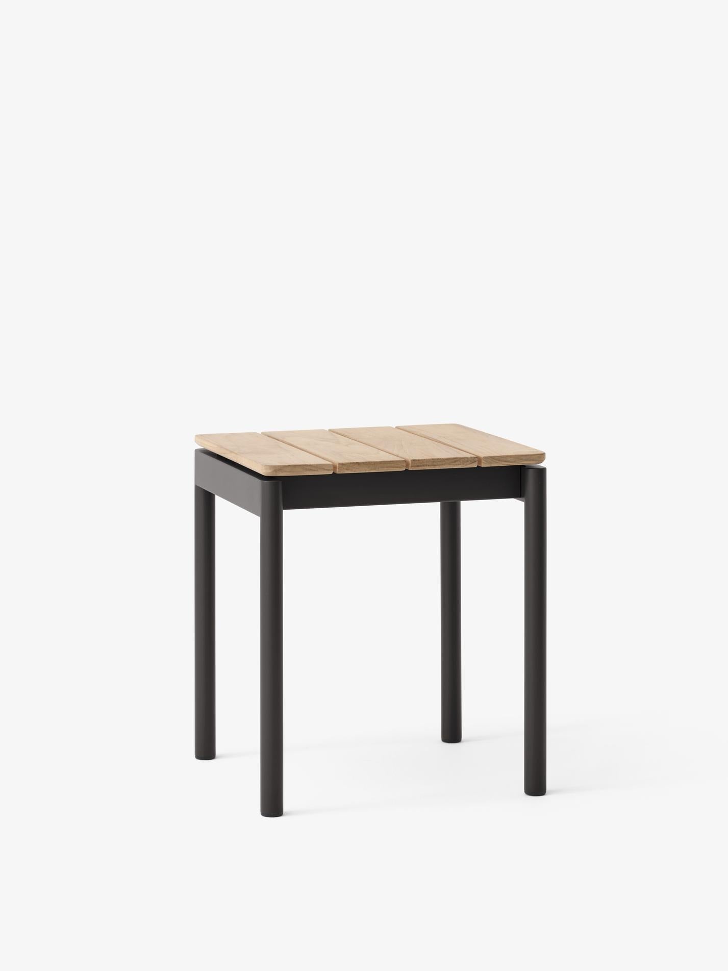 Cojín Seat Pad Ville AV47 de &Tradition en espuma tapizada, diseñado por Anderssen & Voll para taburete exterior nórdico; Seat Pad Ville Outdoor Stool AV47 — Ville Outdoor Stool AV47_Warm Black_Angled Front