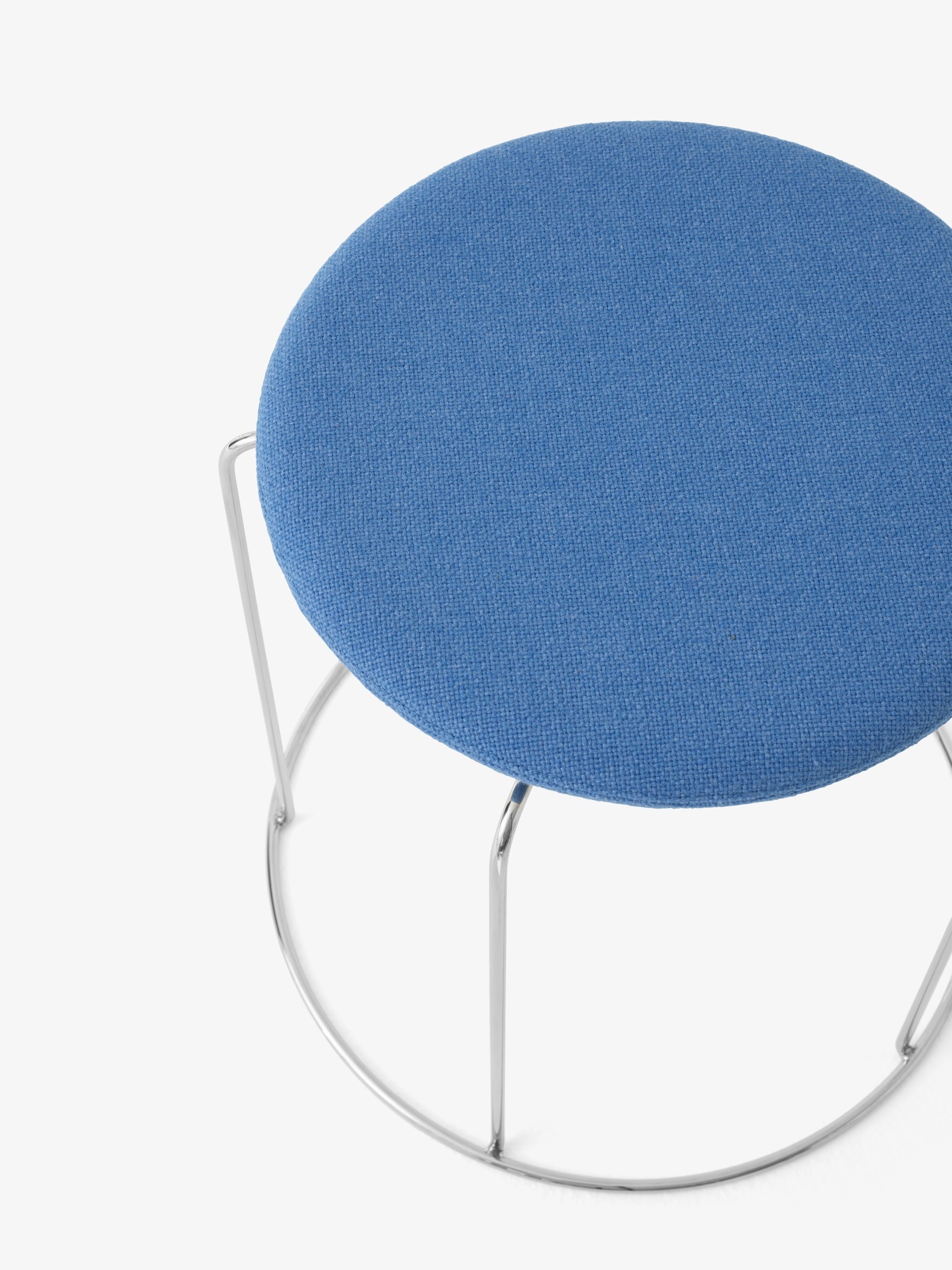 Cojín magnético tapizado &Tradition Seat Pad Wire Stool VP11 diseñado por Verner Panton sobre fondo blanco; Seat Pad Wire Stool VP11 — 146546A336_Table Top Wire Stool VP11_Marble Nero Marquina_Front; Seat Pad Wire Stool VP11 — Wire Stool VP11_Stainless Steel w. Hallingdal 723 Seat Pad_Detail; Seat Pad Wire Stool VP11 — ATD_Retail_2025_Wire Stool VP11_Table Top Wire Stool VP11_Hi Lo AV54_Mist AP21_Collect SC78; Seat Pad Wire Stool VP11 — ATD_Retail_2024_Wirestool VP11_Topan VP6