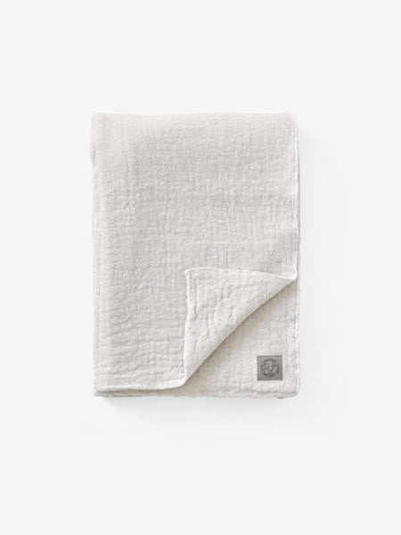 Manta Collect Blanket SC34 de &Tradition diseñada por Space Copenhagen en suave lana merino con acabado textil de calidad nór; Collect Blanket SC34 — WoolenBlanket_SC34_Cloud&amp;Milk_closeup