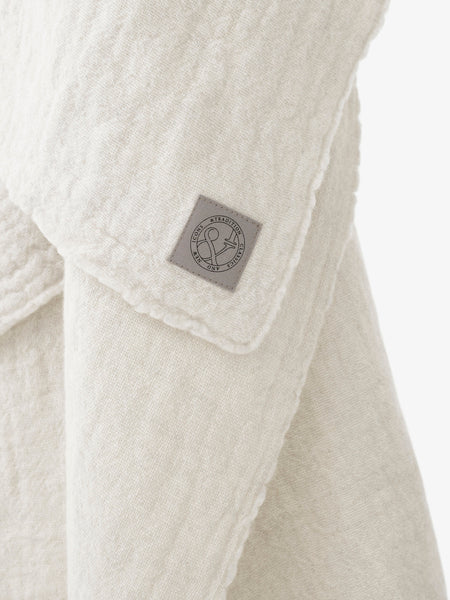 Manta Collect Blanket SC34 de &Tradition diseñada por Space Copenhagen en suave lana merino con acabado textil de calidad nór; Collect Blanket SC34 — WoolenBlanket_SC34_Cloud&amp;Milk_closeup