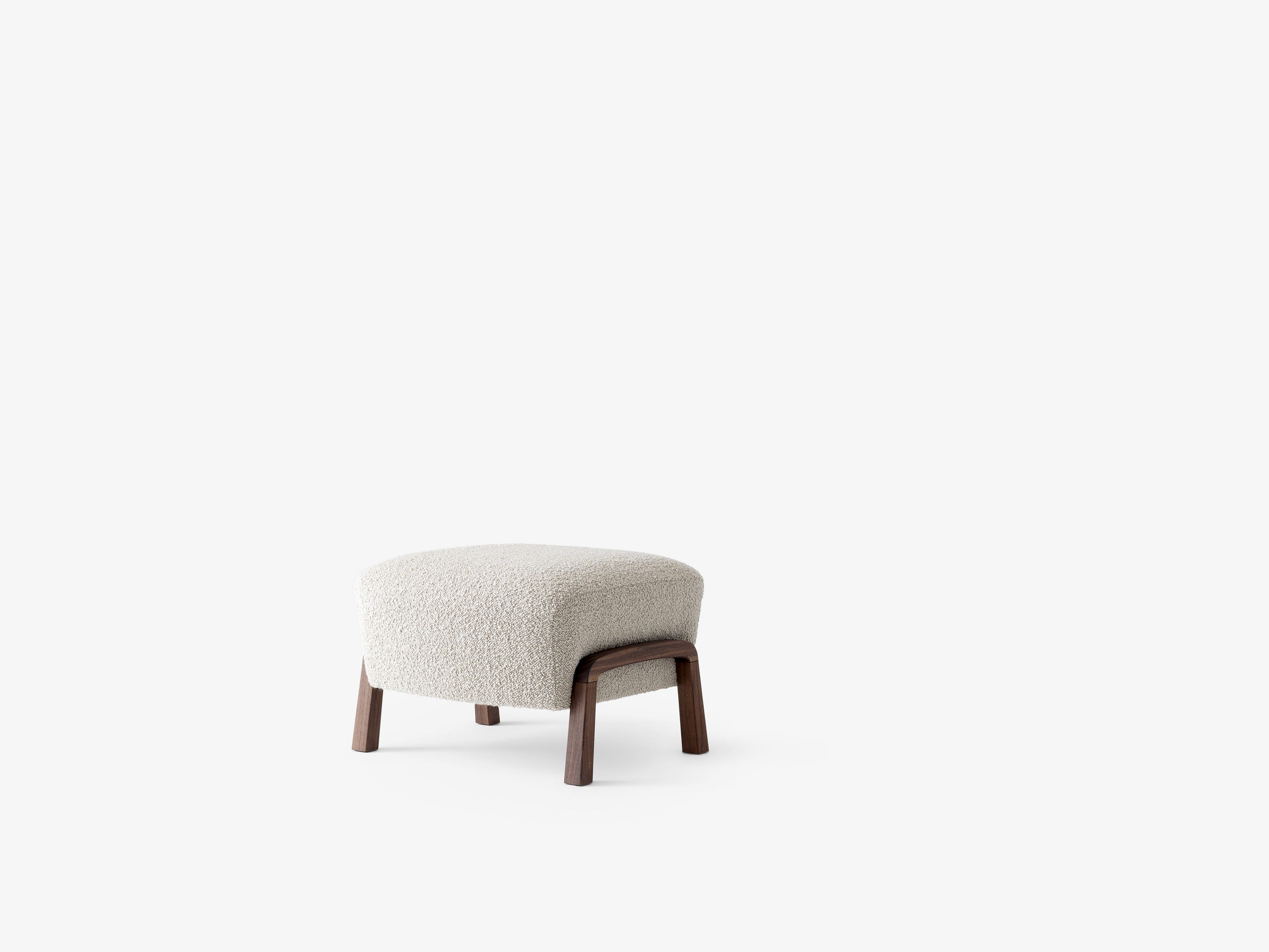 Puf Wulff de &Tradition modelo ATD3 con estructura de madera y tapizado en tela, diseño escandinavo minimalista para salón; Wulff Pouf ATD3 — Wulff Pouf ATD3_Walnut w. sisu0105_Angled front; Wulff Pouf ATD3 — 134436A235A183_Wulff Pouf ATD3_Walnut w. Barnum 004_Angled Front; Wulff Pouf ATD3 — Wulff Pouf ATD3_Oiled Walnut w. Karakorum 003-side; Wulff Pouf ATD3 — Wulff Pouf ATD3_Oiled Walnut w. Karandash 005-side