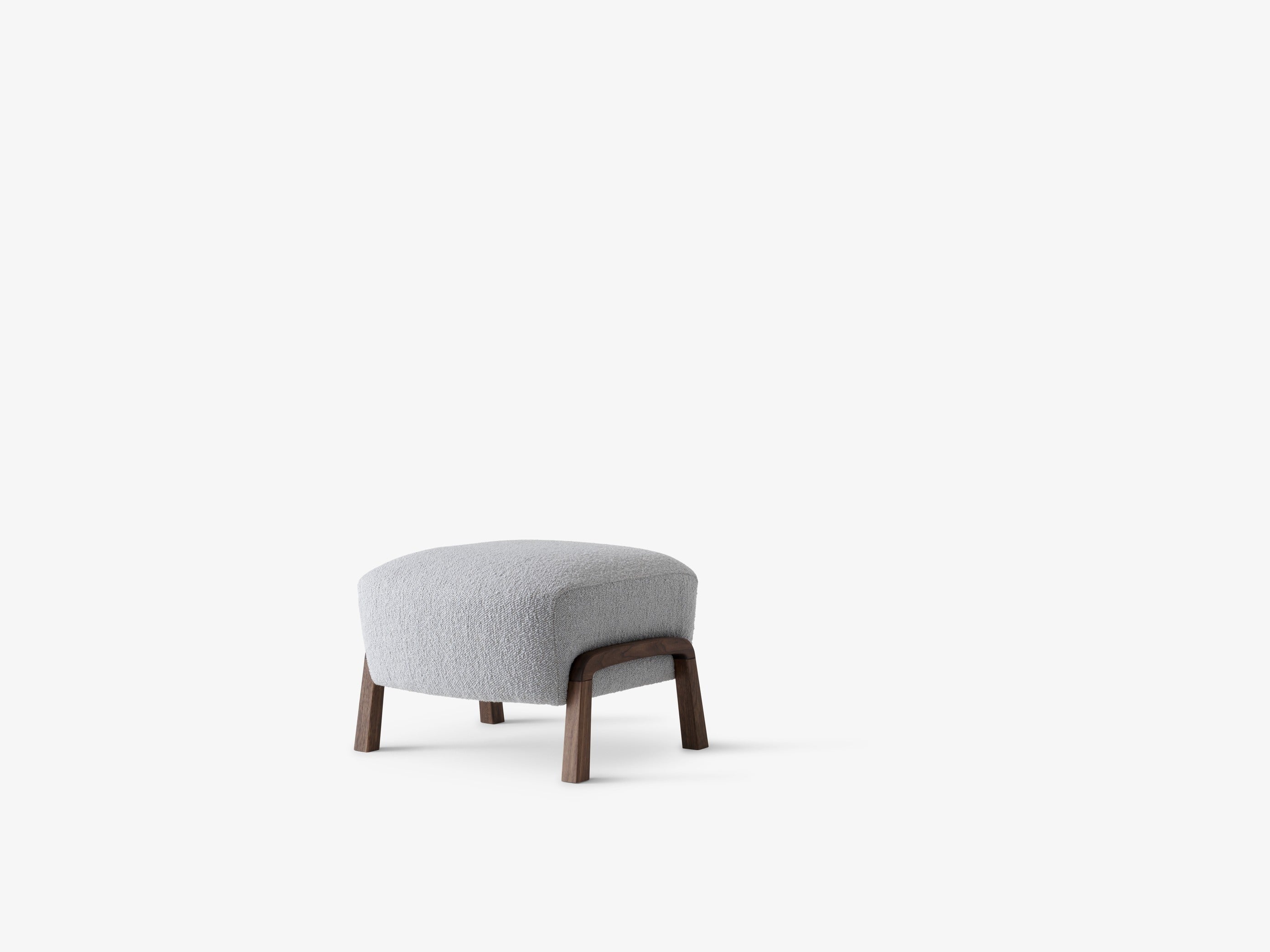 Puf Wulff de &Tradition modelo ATD3 con estructura de madera y tapizado en tela, diseño escandinavo minimalista para salón; Wulff Pouf ATD3 — Wulff Pouf ATD3_Walnut w. sisu0105_Angled front; Wulff Pouf ATD3 — 134436A235A183_Wulff Pouf ATD3_Walnut w. Barnum 004_Angled Front; Wulff Pouf ATD3 — Wulff Pouf ATD3_Oiled Walnut w. Karakorum 003-side; Wulff Pouf ATD3 — Wulff Pouf ATD3_Oiled Walnut w. Karandash 005-side