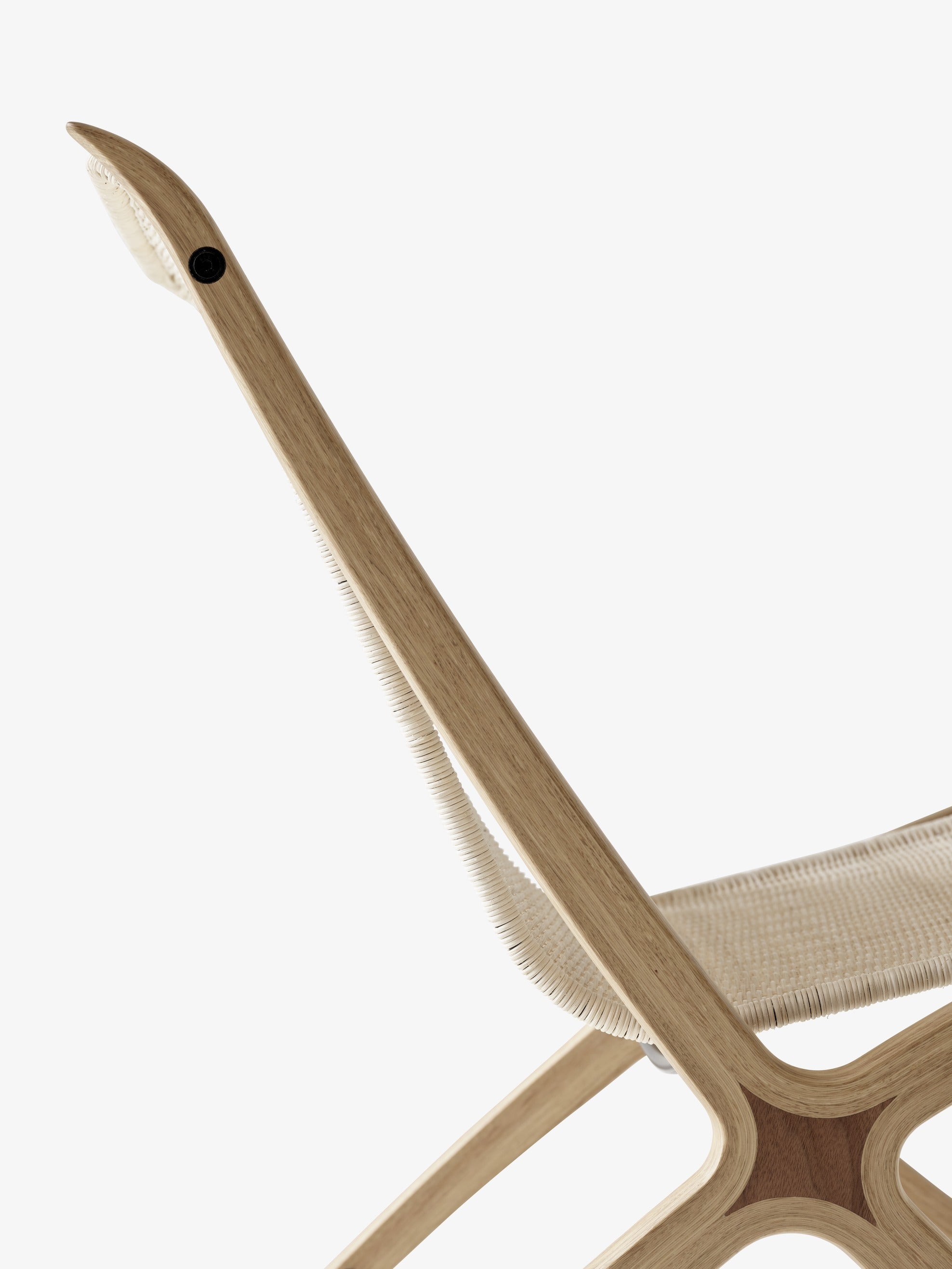 Butaca &Tradition X Lounge Chair HM10 de Hvidt & Mølgaard en madera de roble y ratán con diseño escandinavo minimalista; X Lounge Chair HM10 — X HM10_Detail_Side; X Lounge Chair HM10 — X HM10_Side; X Lounge Chair HM10 — X HM10_Direct_Side; X Lounge Chair HM10 — ATD_Retail_2023_X HM10_2