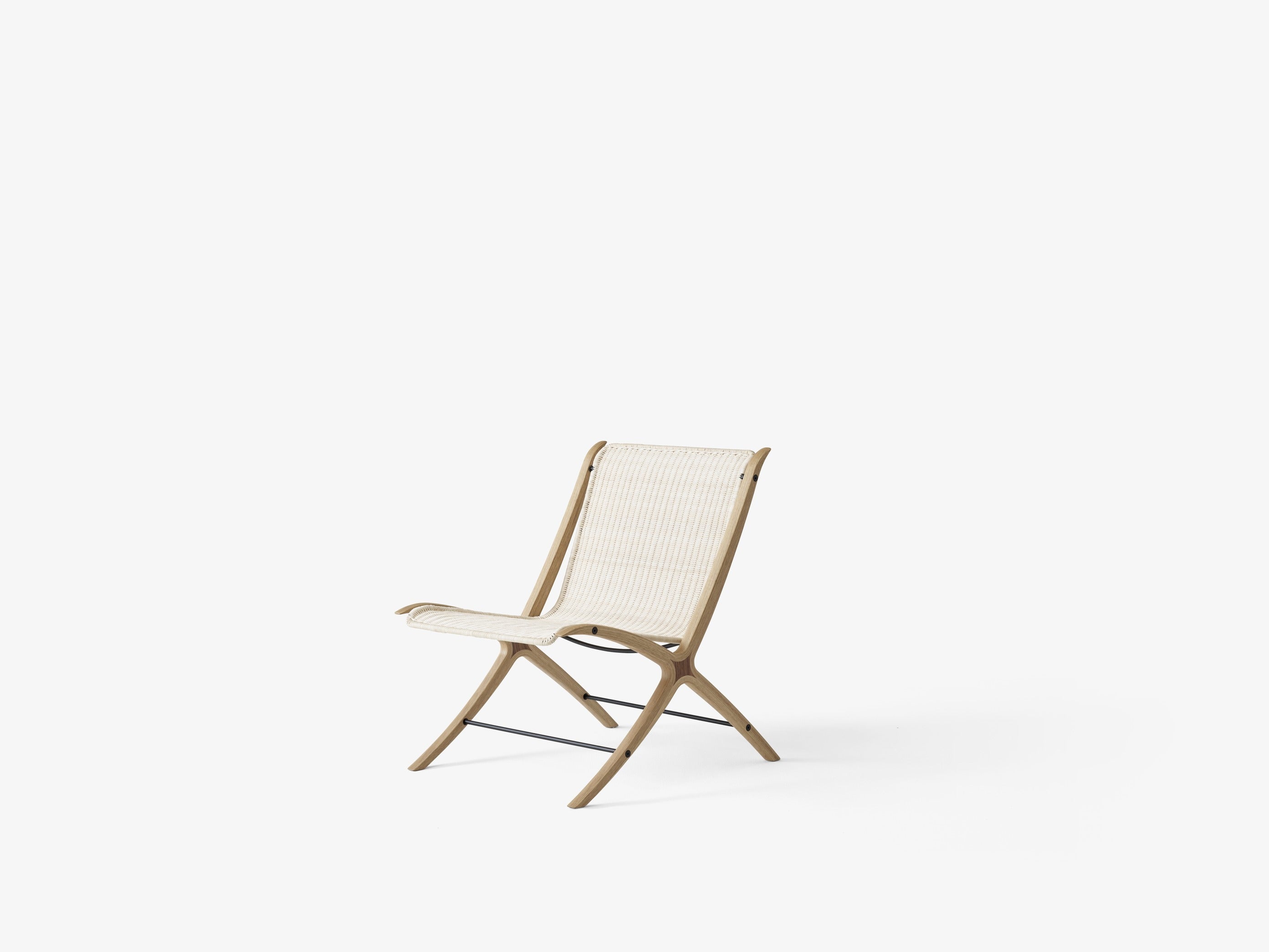 Butaca &Tradition X Lounge Chair HM10 de Hvidt & Mølgaard en madera de roble y ratán con diseño escandinavo minimalista; X Lounge Chair HM10 — X HM10_Detail_Side; X Lounge Chair HM10 — X HM10_Side; X Lounge Chair HM10 — X HM10_Direct_Side; X Lounge Chair HM10 — ATD_Retail_2023_X HM10_2