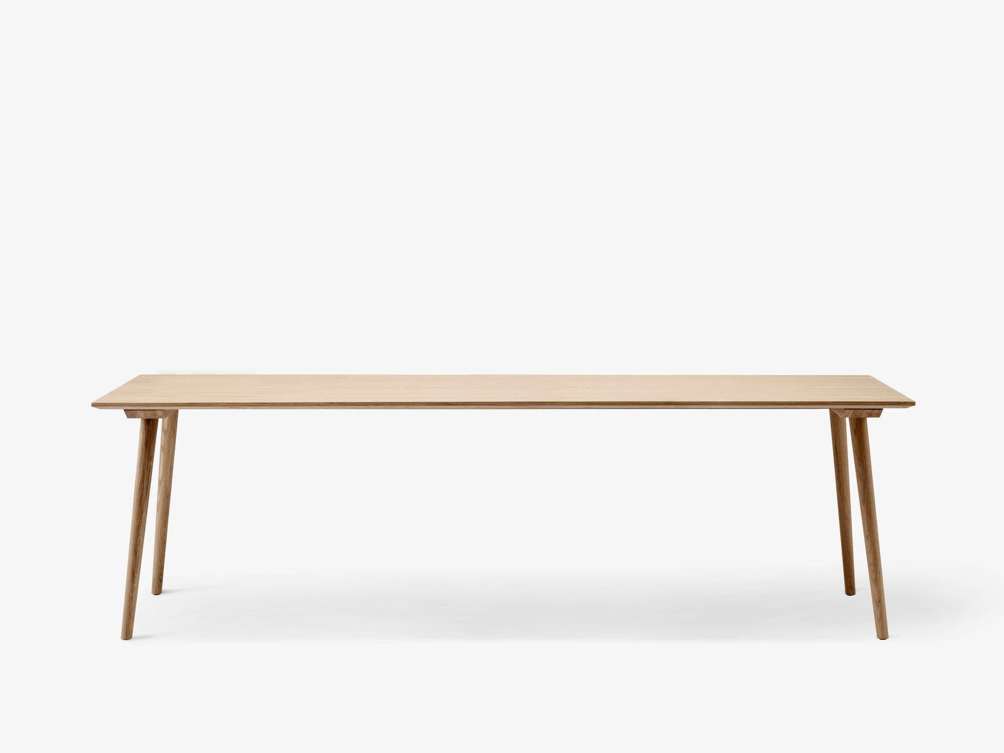 Mesa de comedor &Tradition In Between SK6 con superficie de linóleo y patas de roble macizo, diseño minimalista nórdico de Sa; In Between Dining Table SK6 — In between SK6_Smoked; In Between Dining Table SK6 — In between SK6_Black; In Between Dining Table SK6 — &amp;tradition_SK6_Clear_Lacquered_Oak