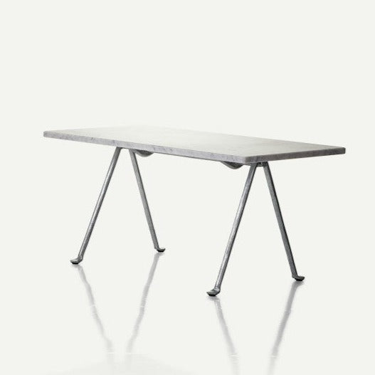 Officina Low Table rectangular larga con estructura de hierro forjado galvanizado en caliente y superficie de mármol blanco de Carrara